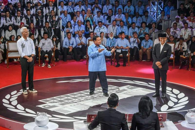 Suasana debat perdana Capres di Pilpres 2024 di Gedung KPU RI, pada Selasa (12/12/2023).