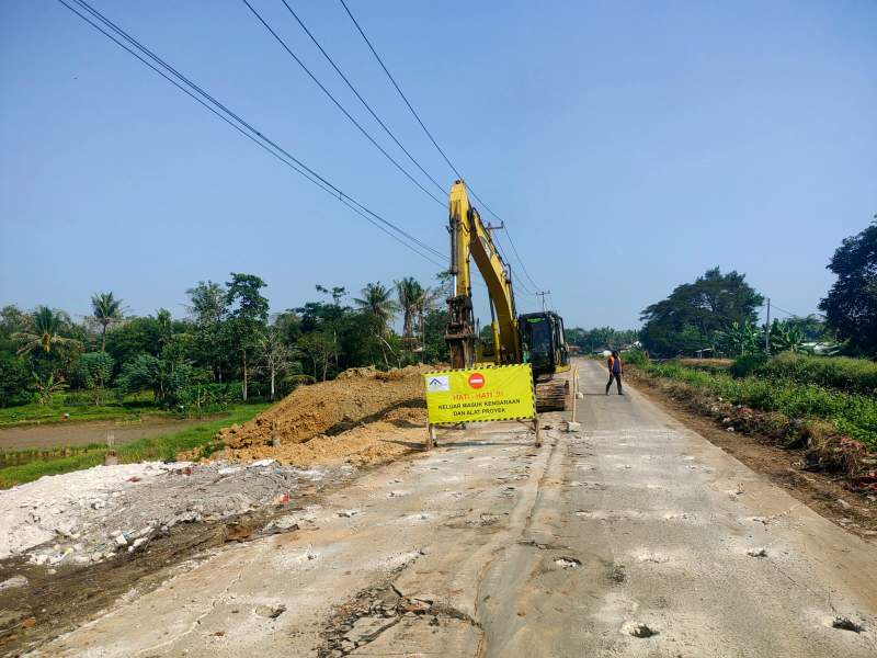 Bangun Infrastruktur, Pemkab Mulai Perbaiki Jalan Akses TPU Buniayu
