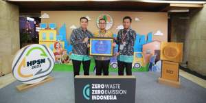 Wakil Walikota Pilar Saga Ichsan dan Kepala Dinas Lingkungan Hidup (DLH) Wahyunoto Lukman saat menerima penghargaan serifikat Adipura dari KLHK di Jakarta.