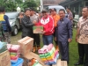 nggota DPRD Banten saat memberikan bantuan logistik kepada warga yang terkena bencana