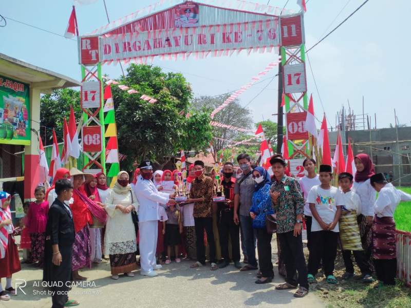 Unik, Kades Kedung Rayakan HUT RI dengan Lomba Pasang 1000 Bendera