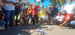 Ratusan Jurnalis Sumatera Utara gelar aksi damai dengan meletakkan kartu pers didepan kantor Walikota Pematangsiantar