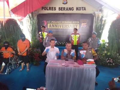 Foto Kapolres Serang Kota AKBP Firman Afandi, tengah, di dampingi Wakapolres Kompol Andra, dan Kasat Reskrim AKP Ivan