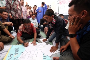 Rano Karno saat menandatangani petisi