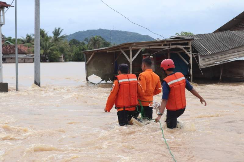 Cegah TPS Rawan Banjir, BPBD DKI Turunkan Tim Reaksi Cepat