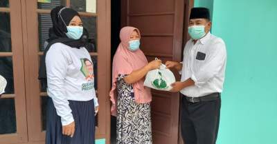 Bantu Warga Terdampak Pandemi, Anggota DPRD Tangsel Ini Bagi-Bagi Paket Sembako