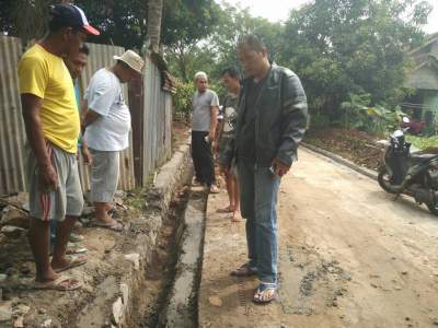 Ketua BPD dan Warga Protes Proyek PL SPAL di Sindang Jaya
