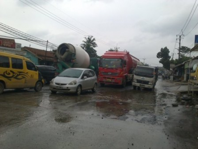 Tangerang- Salah satu ruas jalan yang rusak pasca banjir, Kamis (23/1)dt