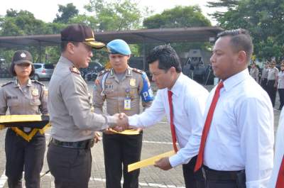 ⁠⁠⁠Ungkap Judi Pilkades, Tujuh Anggota Polresta Diberikan Penghargaan