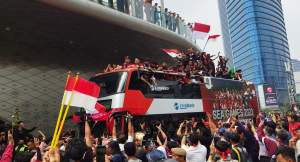 Arak-arakan Timnas sepak bola Indonesia di ruas jalan di Hotel Indonesia, Jakarta, Jumat (19/5/2023).