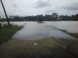 Akses Jalan Penghubung Antar Desa di Jambu Karya Kalampean Terendam Banjir