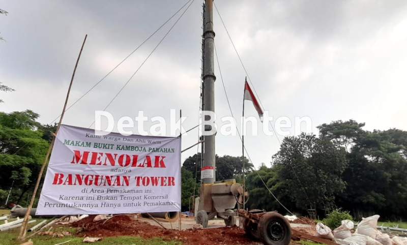 Spanduk penolakan warga atas pembangunan tiang menara seluler monopole di TPBU Pamahan Kamboja, Serpong. (Foto: Detak Banten)
