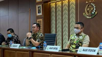 Kepala Kejari Tangsel Aliansyah (tengah) saat gelar pres conference di kantornya.