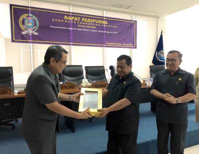 Wakil Walikota Tangsel, Benyamin Davnie menerima laporan hasil reses dewan dari Ketua DPRD Tangsel, Moh Ramlie dan wakilnya, Moch Shaleh Asnawi.