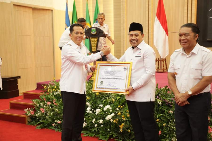Pj Bupati Tangerang Terima  Penghargaan dari Ombudsman