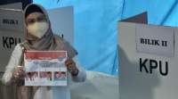 Siti Nur Azizah berikan hak suara di TPS 08 Pondok Pucung, Pondok Aren, Tangsel. (Hendra)