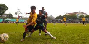 Pemain Arkha Mandiri (kuning) dikawal ketat dua pemain Porba. Arkha Mandiri menang 2-1 atas Porba dan melaju ke babak 16 besar Pakujaya Cup 8.