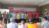 ketua sedang membacakan sumpah kepada para panwascam yang sedang dilantik
