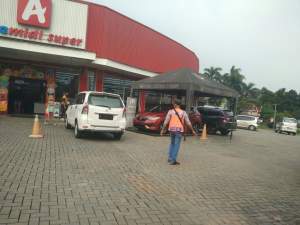 Area parkir di Ctra Raya, Cikupa, Kabupaten Tangerang.