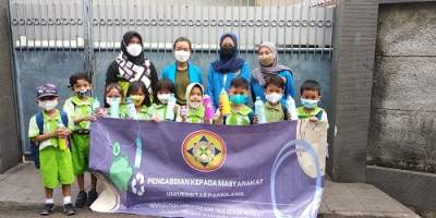 Melatih Kreatiﬁtas Anak Paud dengan Membuat Celengan dari Botol Plastik Bekas