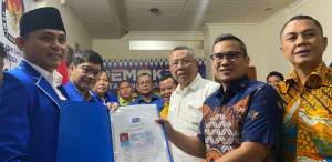 Petahan Benyamin Davnie dan tandemnya, Pilar Saga Ichsan kembalikan formulir penjaringan calon Wali Kota dan Wakil Wali Kota di Demokrat Tangsel.