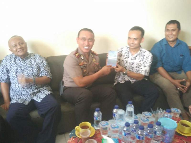 Kapolresta Tangerang, AKBP Sabilul Alif diberikan buku saku wartawan kode etik jurnalistik (KEJ) saat berkunjung ke Sekretariat PWI Kabupaten Tangerang.