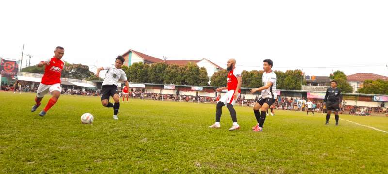 Bek Repaja Reborn Ade Komar (jersey merah-putih) berebut bola dengan penyerang GS Ngablu, Rafi Pante (jersey putih-hitam).
