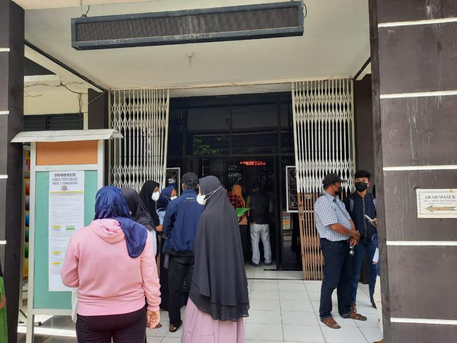 Suasana ramai antrian para wali murid di SMA 2 Kabupaten Tangerang akibat down server pendaftarana online PPDB SMK/SMA Banten.