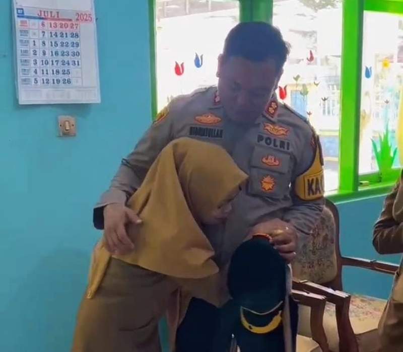 Karena Dedikasi dan Pengabdiannya Kepala Sekolah dan Guru TK Dapat Umroh Gratis dari Kapolres Ciamis