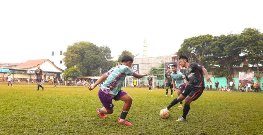Libero Dejan, Pram berusaha hadang bola dari kaki penyerang Putra Porciba pada laga 32 besar Pakujaya Cup 8 di Stadion Mini Pakujaya, Serpong Utara.