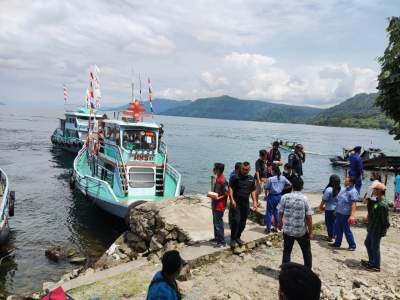 Kapal wisata pawai keliling danau Toba.(istimewa).