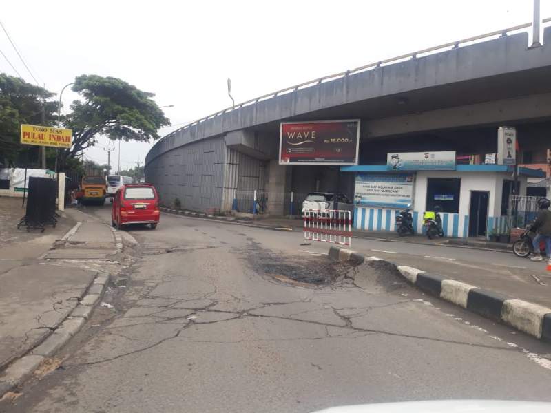 Dilalui Kendaraan Tronton Bermuatan Tanah, Jalan Depan Fly Over Balaraja Rusak