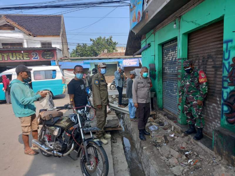 Puluhan Aparat Kepolisian Amankan Pemagaran Pasar Cisoka