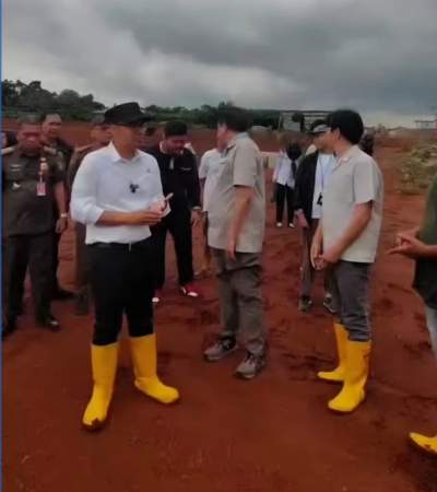 Saat Wakil Walikota Tangerang Selatan Pilar Saga Ichsan meninjau lahan pembangunan poll taksi Green yang mengakibatkan banjir lumpur ke jalan Ciater Raya 