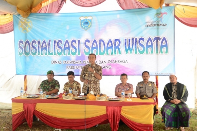 Bupati Pandegalang dalam acara sosialisasi sadar wisata