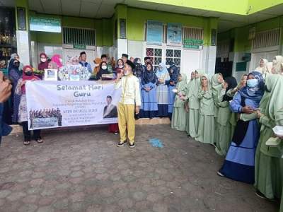 Bentangkan Spanduk, Siswa MTS Ucapakan Hari Guru Nasional