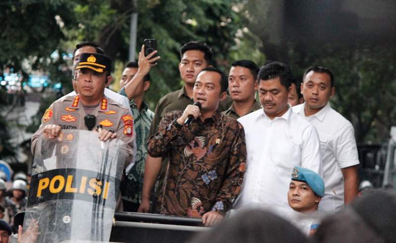 Mensesneg Prasetyo Hadi Temui Massa Aksi &lsquo;Indonesia Gelap&rsquo; di Patung Kuda