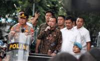 Mensesneg Prasetyo Hadi Temui Massa Aksi &lsquo;Indonesia Gelap&rsquo; di Patung Kuda