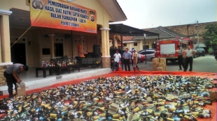 Kapolres Serang saat sedang menyiapkan pemusnahan miras