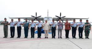TKN: Jelang Debat, Prabowo Tetap Fokus Tugas sebagai Menhan, Serahkan Pesawat Karya Anak Bangsa