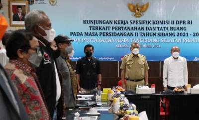  Kepala BPN Tangsel Harison Mocodompis, Walikota Benyamin Davnie dan pejabat lainnya saat menerima Kunker Anggota DPR-RI di Aula Kantor BPN Tangsel.