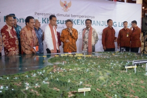 Presiden Jokowi menyaksikan maket pembangunan KEK Tanjung Lesung, di Kab. Pandeglang, Banten, Senin (23/2/2015)
