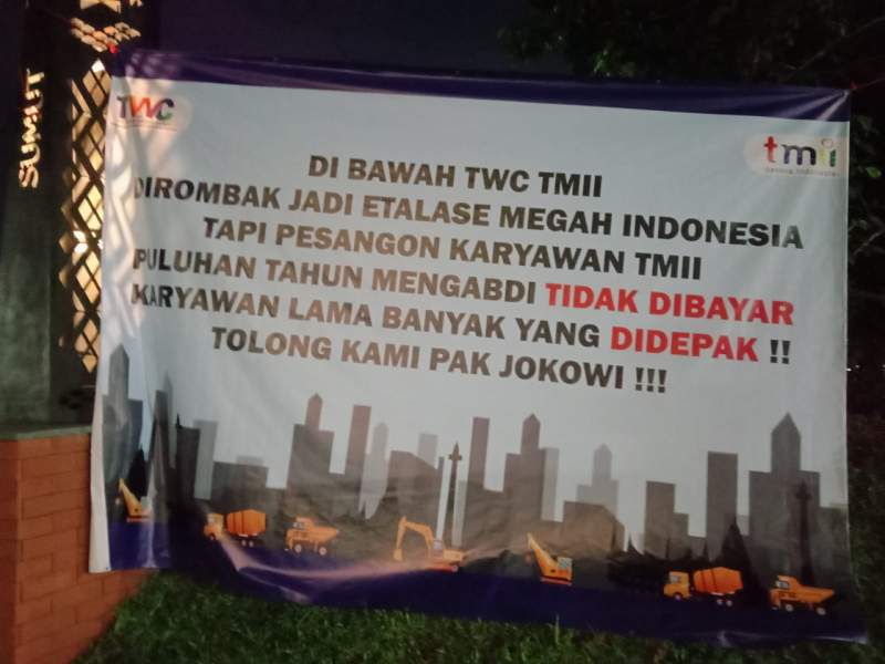 Banner protes para pensiunan karyawan Taman Mini Indonesia Indah (TMII), kepada pengelola baru, PT Taman Wisata Candi Borobudur, Prambanan &amp; Ratu Boko (TWC).