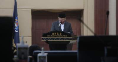 Walikota Benyamin Davnie saat menyampaikan jawaban atas pandangan fraksi-fraksi di DPRD Tangsel.