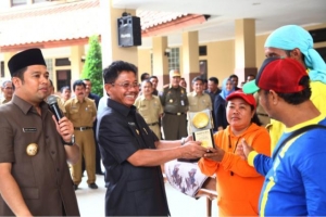 Walikota dan wakil walikota saat memberikan piala penghargaan (sebagai simbol) kepada salah satu petugas lapangan.