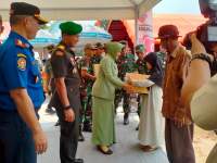 HUT Korem 052/WKR, Koramil Balaraja Salurkan AirnBersih kepada Warga