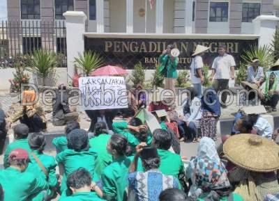 Petani Cilangkap Unjuk Rasa di Pengadilan