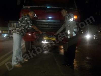 Gagal Nyalip, Bikers Terlindas Kontainer