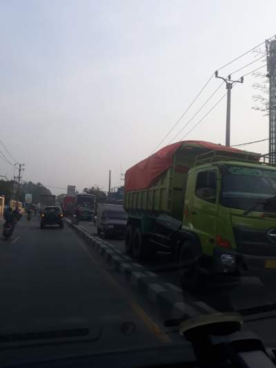 Dilalui Truk Tanah Dari Galian Tanah Maja, Jalan Solear - Cisoka Mulai Rusak