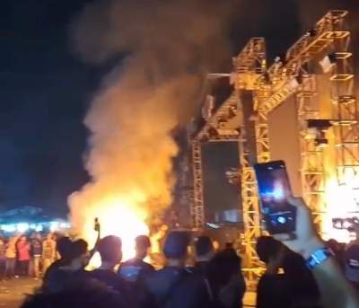 Artis Tidak Tampil, Penonton Mengamuk Bakar Panggung